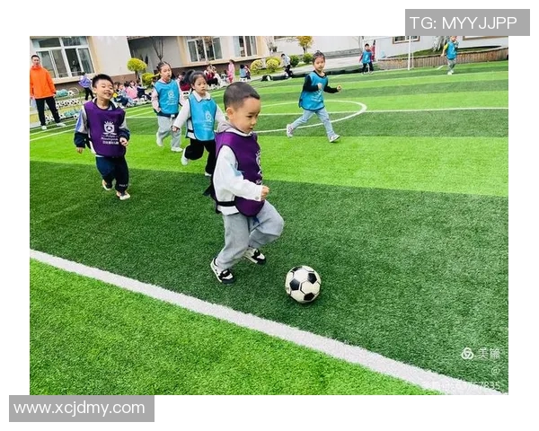 足球明星与他们的宠物一起踢球的欢乐时刻与温馨瞬间