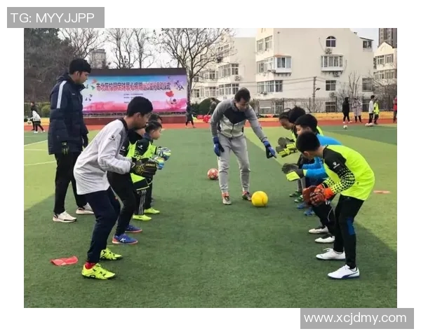 足球明星环保行动捡瓶子图片合集展现社会责任与爱心